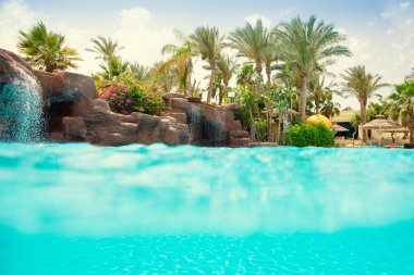 Şelaleli yüzme havuzu