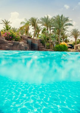 Şelaleli yüzme havuzu