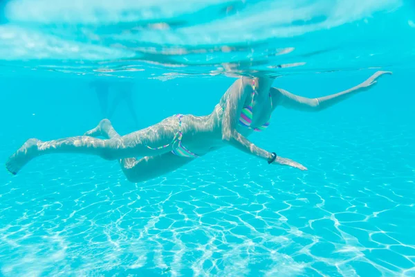 Donna che nuota in piscina — Foto Stock