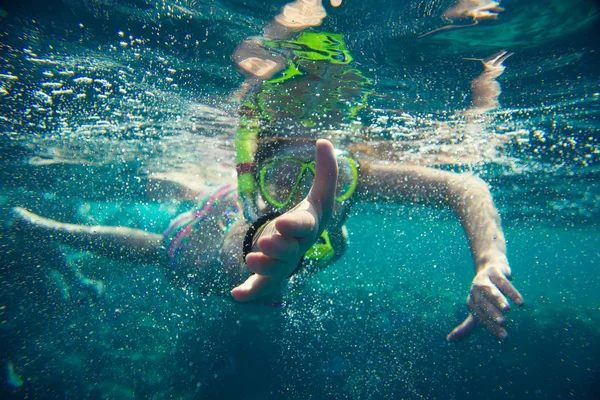 Ragazza impegnata nello snorkeling — Foto Stock