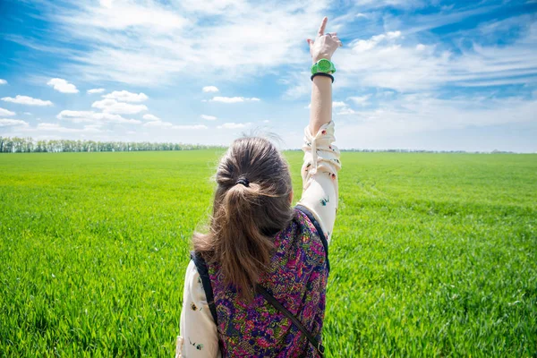 Woman standing on the field — Stock Photo, Image