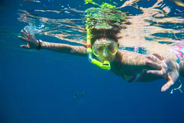 Ragazza impegnata nello snorkeling — Foto Stock