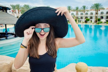 şapkalı kız mutlu