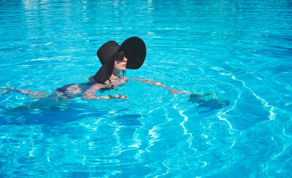 Donna in piscina — Foto Stock