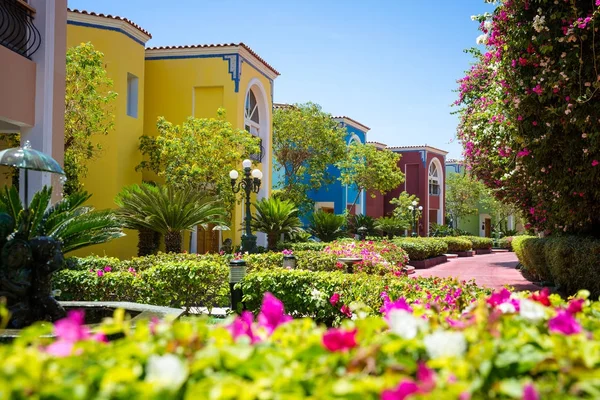 Estrada bonita com casas coloridas — Fotografia de Stock