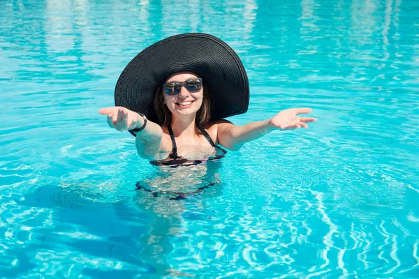 Mujer en una piscina —  Fotos de Stock