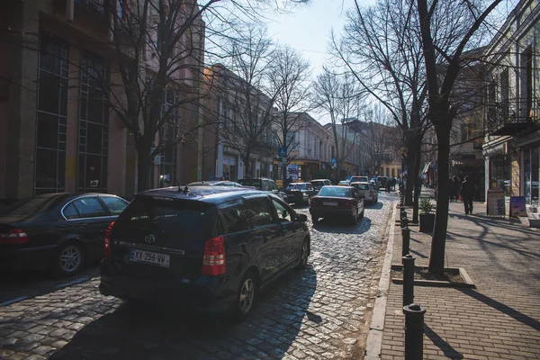 Biler kjører i de historiske gatene i Tbilisi . – stockfoto