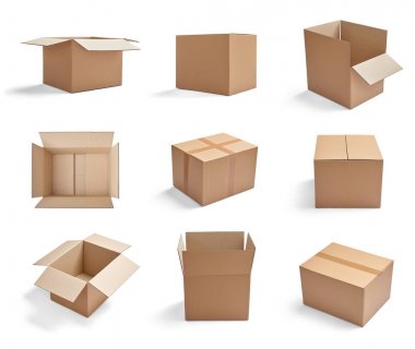 Beyaz arkaplanda çeşitli karton kutuların koleksiyonu