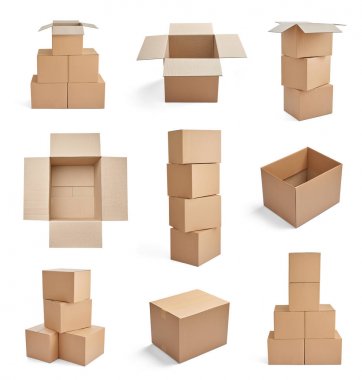 Beyaz arkaplanda çeşitli karton kutuların koleksiyonu