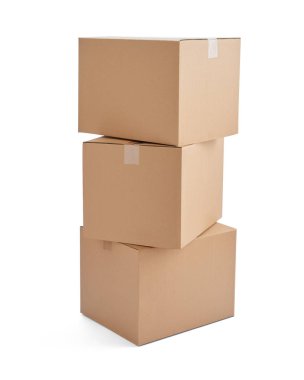 Beyaz arkaplanda bir yığın karton kutuyu kapat