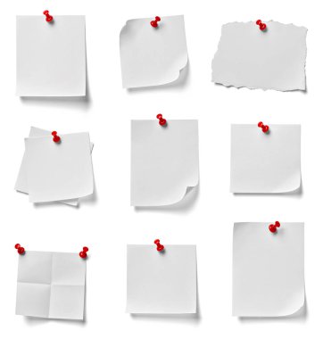 beyaz zemin üzerine kırmızı bir iğneye çeşitli not kağıdına topluluğu. her biri ayrı ayrı vurulur