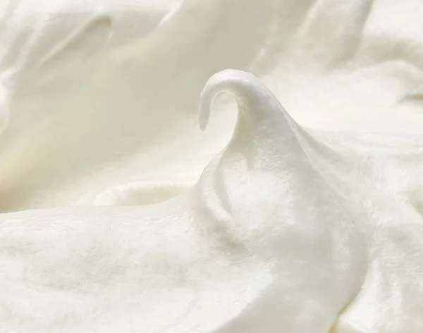 Felvert tejszín savanyú édes ételeket fehér — Stock Fotó