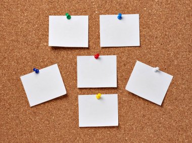 bir not kağıdına mantar pano