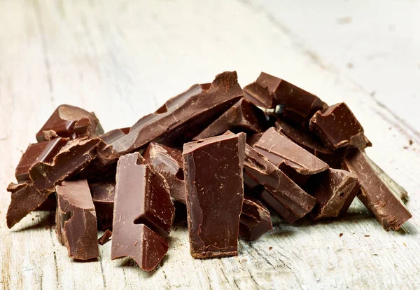 Close Van Stukjes Chocolade Houten Ondergrond — Stockfoto