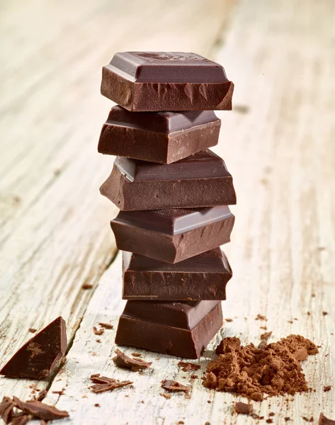 Close Van Stukjes Chocolade Houten Ondergrond — Stockfoto