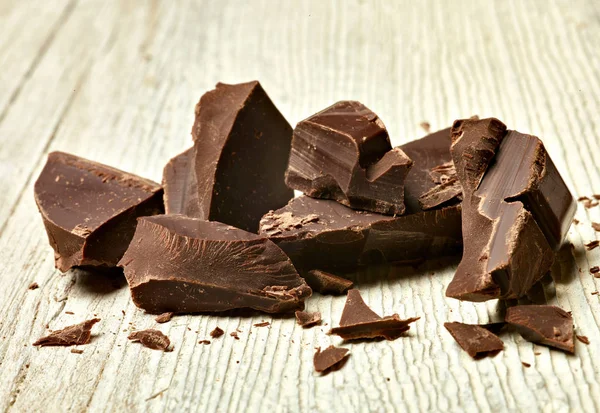 Крупним Планом Шоколадні Шматочки Дерев Яному Фоні — стокове фото