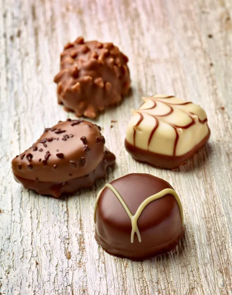 Close Van Chocolade Praline Houten Achtergrond — Stockfoto