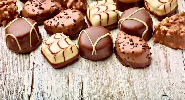 Primer Plano Praliné Chocolate Sobre Fondo Madera — Foto de Stock