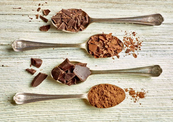 Tahta arka planda çikolata parçalarını kapat