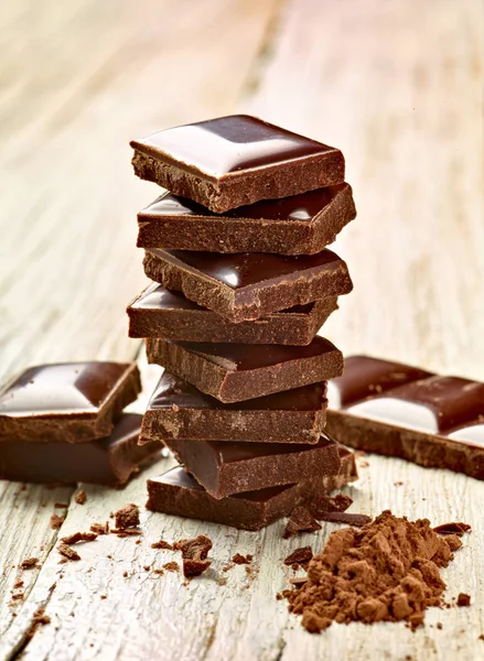 Tahta Arka Planda Çikolata Parçalarını Kapat — Stok fotoğraf