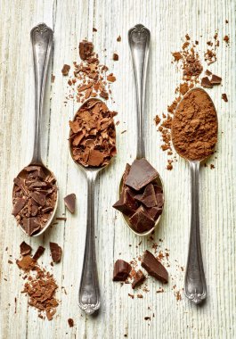 Tahta arka planda çikolata parçalarını kapat