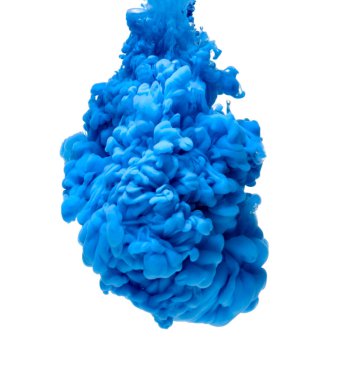 Suyun içine dökülen mavi renk boya.