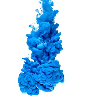 Suyun içine dökülen mavi renk boya.