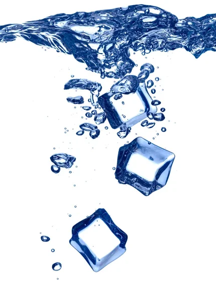 물 냉에 아이스 큐브 시작 — 스톡 사진