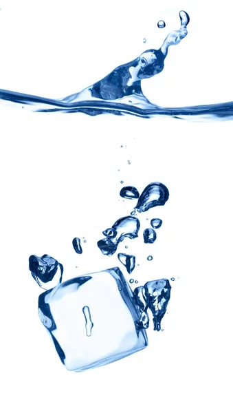 Spruzzi di ghiaccio in acqua fredda — Foto Stock