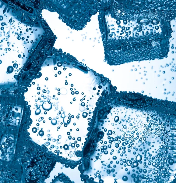 Брызги льда в холодной воде — стоковое фото
