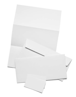 Beyaz arkaplanda zarf, kağıt ve kartvizit şablonu