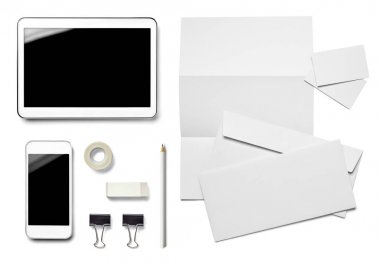 çeşitli beyaz iş yazdırma ve telefon, pancil, yapışkan bant, foldback klip şablonları beyaz arka plan üzerinde topluluğu. her biri ayrı ayrı vurulur