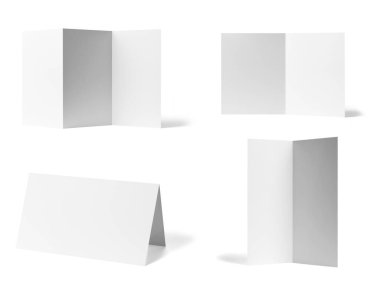 çeşitli boş broşür koleksiyonu ya da beyaz arkaplan üzerine bir masaüstü takvimi beyaz kağıt. Her biri ayrı ayrı çekiliyor.