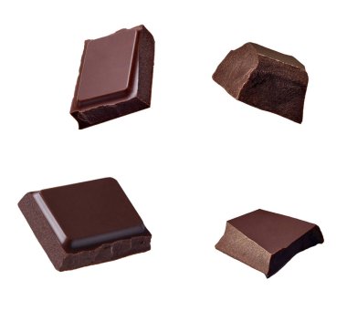 Beyaz arkaplana düşen çikolata parçalarını kapat