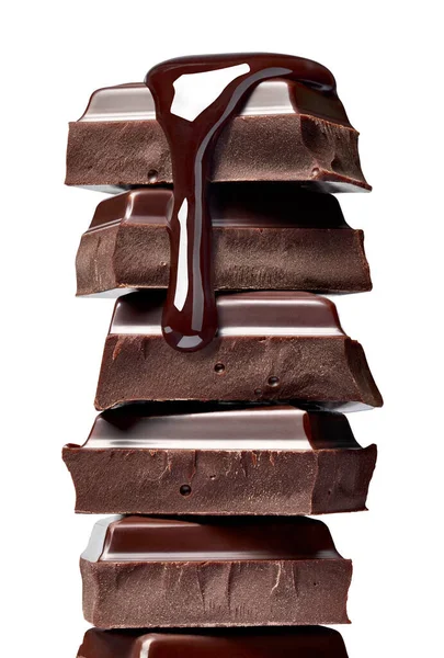 Çikolata Parçalarını Beyaz Arka Planda Çikolata Şurubunu Kapatın — Stok fotoğraf