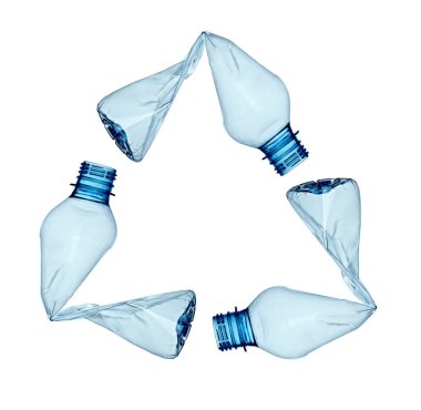 Beyaz arkaplandaki plastik şişeyi kapat