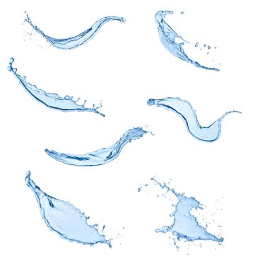 Beyaz arka planda çeşitli su sıçramaları var. Her biri ayrı ayrı çekiliyor.