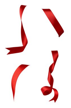 Beyaz arkaplanda çeşitli kırmızı kurdele parçaları var. Her biri ayrı ayrı çekiliyor.