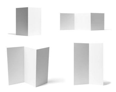 çeşitli boş broşür koleksiyonu ya da beyaz arkaplan üzerine bir masaüstü takvimi beyaz kağıt. Her biri ayrı ayrı çekiliyor.