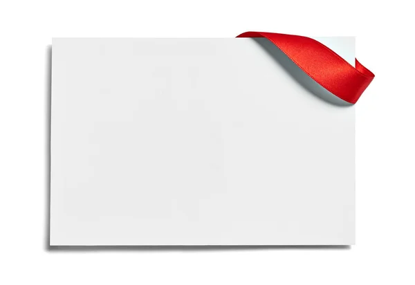 Primo Piano Una Scheda Con Fiocco Nastro Rosso Sfondo Bianco — Foto Stock