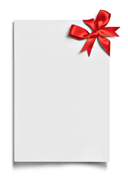 Close Μιας Κάρτας Σημείωμα Κόκκινη Κορδέλα Τόξο Λευκό Φόντο — Φωτογραφία Αρχείου