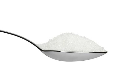Şeker küplerini kapat ve beyaz arkaplanda bir kaşık