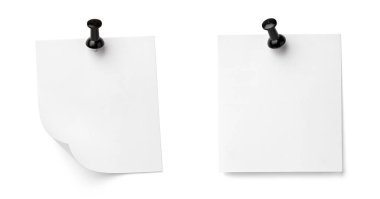 beyaz zemin üzerinde bir pin ile çeşitli nota kağıdı koleksiyonu