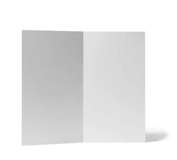 Primer Plano Folleto Plegado Blanco Papel Blanco Sobre Fondo Blanco — Foto de Stock