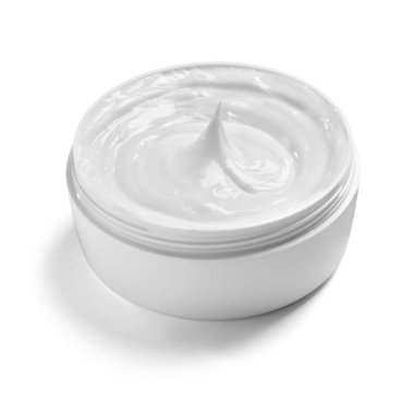 Beyaz arka plandaki bir kapta beyaz güzellik kremini kapat.