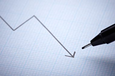 bir işletme finans grafiğini, kağıtlarını ve kalemini kapat