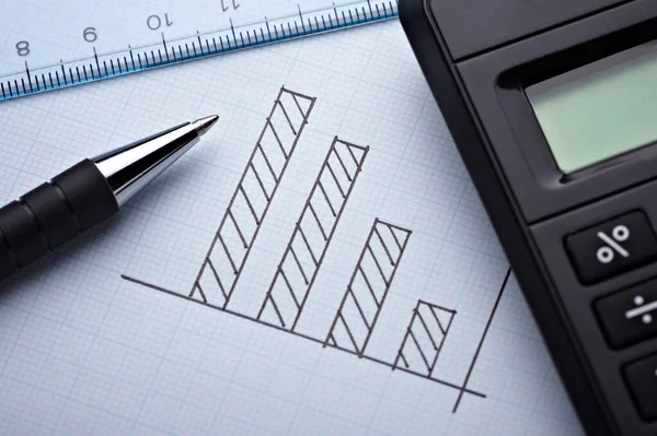 비즈니스 그래프 종이와 연필을 클로즈업합니다 — 스톡 사진