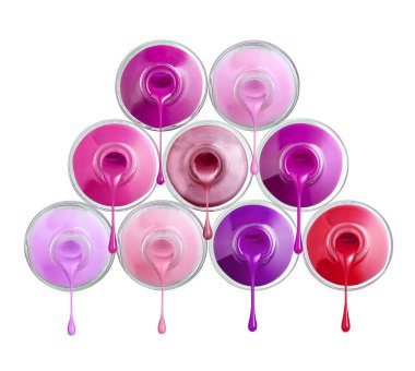 Tırnak cilası şişesini kapat ve beyaz arka plana düş.