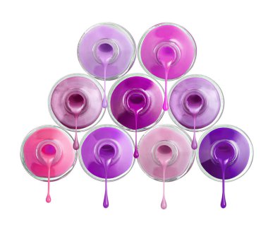 Tırnak cilası şişesini kapat ve beyaz arka plana düş.