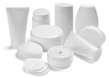 Beyaz bir güzellik kremi kabını ve beyaz arka plandaki tüpü kapat.